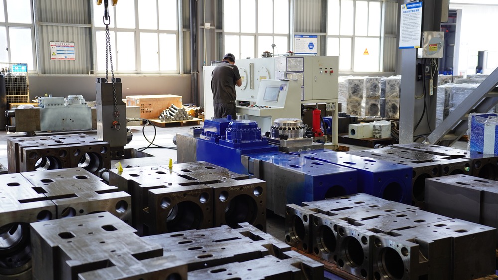 hydraulic-breaker-parts-preparation-for-assembly